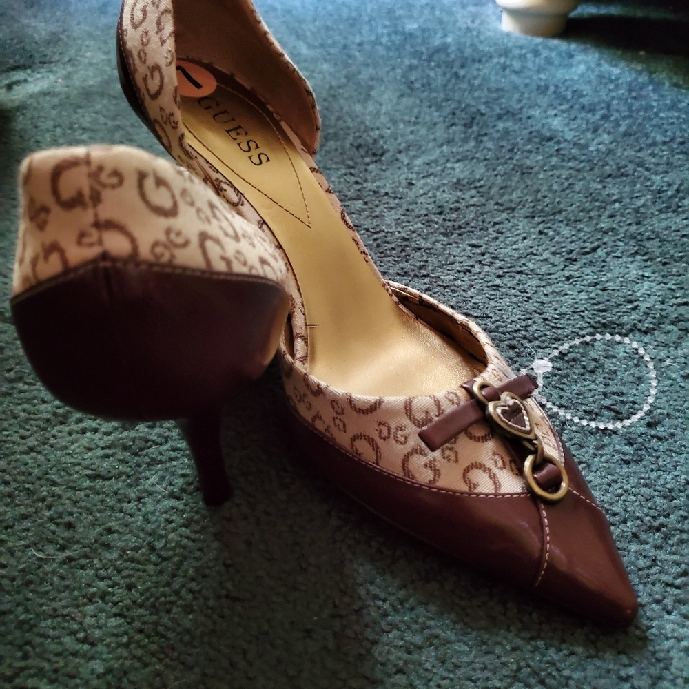 GUESS NWT WOODEN HEELED PUMPS